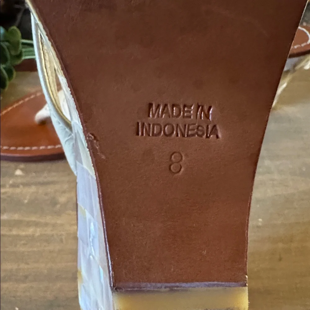 Mystique Wedge Leather Sandals Strappy Thong Size 8 Mother of Pearl Heels - Picture 9 of 9